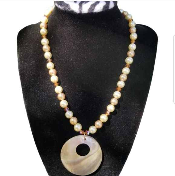 VINTAGE GLASS FAUX PEARL & CARVED MOTHER OF PEARL PENDANT NECKLACE - Picture 1 of 5